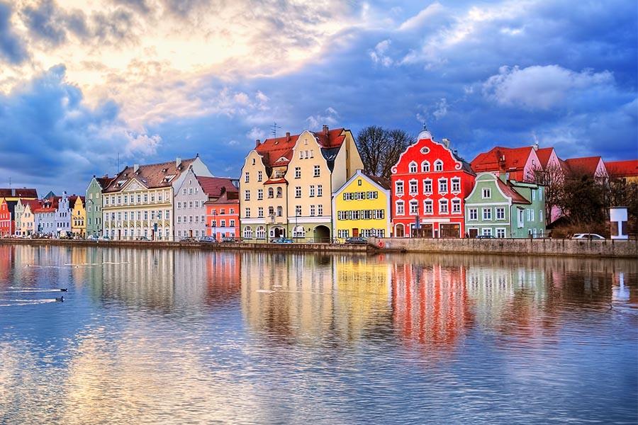 Paisaje de la Selva Negra en Alemania con bosques y pueblos tradicionales