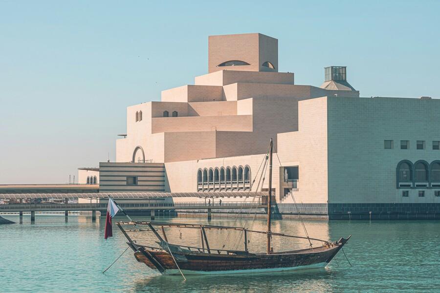 Museo de Arte Islámico frente al mar en Doha, Qatar
