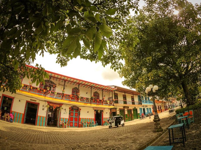 Balcón colorido con flores en Antioquia