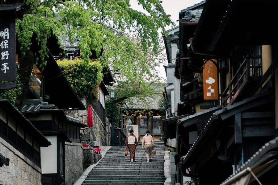 Participantes del Festival de Obon en Japón con vestimenta tradicional