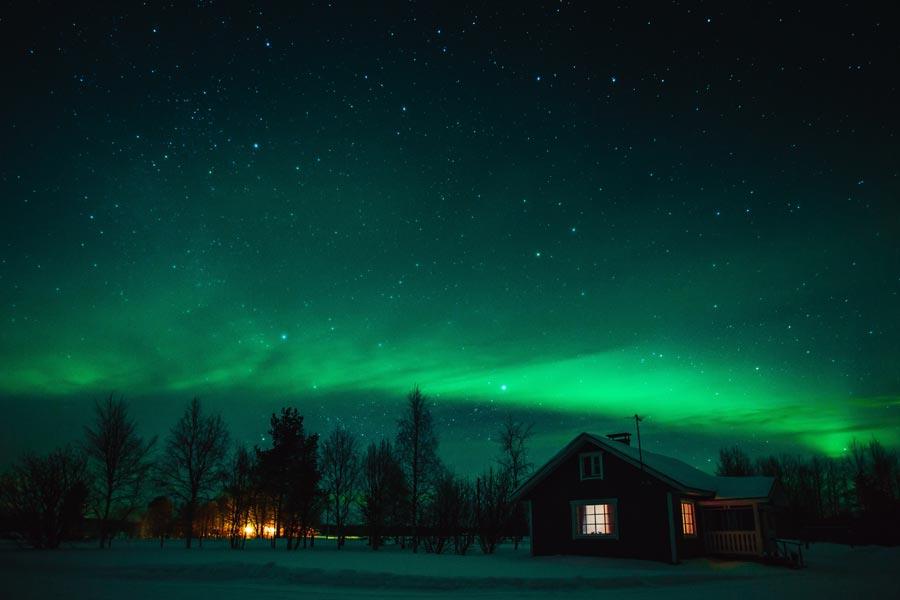 Auroras boreales sobre paisajes volcánicos de Islandia